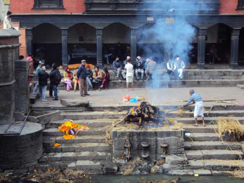 Hamvasztás a Bagmati folyón. A nepáli hinduk ősi tradíciója, hogy halottaikat a szent folyó partján hamvasztják el, miután háromszor megfürdették őket a vízben. A ceremóniát követően a temetés résztvevői maguk is megmártóznak a folyóban az elhunyt lelki üdvéért és a saját spirituális megtisztulásukért. Érdekes kontrasztot ad a helyzetnek a Bagmati elképesztő szennyezettsége, a hagyományőrzőket azonban nem riasztja el a közvetlenül a szent folyóba ömlő szennyvíz és sokak által ide ürített szemét sem.